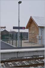 belfort-delle/646014/grandvillars-ein-bahnhof-auf-der-wieder Grandvillars, ein Bahnhof auf der wieder eröffneten Strecke Delle - Belfort.
Die wieder eröffnete Strecke Delle - Belfort bedienet die Zwischen Halte Jonchery, Grandvillars, Morvillars (unter Vorbehalt), Meroux TGV und Danjoutin.
Der Bahnhof von Delle wurde dem Verkehr entsprechend ausgebaut, in Meroux TGV dienen die beiden Gleise vorwiegend dem Umsteigeverkehr und der hier gezeigte Bahnhof von Grandvillars wurde zur Kreuzungsstelle ausgebaut, die andern Station haben keine Fahrdienstliche Funktion.

11. Jan. 2019
