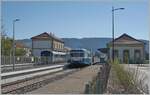Im neu gestalteten Bahnhof von Morteau umfährt der  Assosiation l'autrail X2800 du Haut Doubs  X 2816 seinen Beiwagen und sorgt mit diesem Rangiermanöver für ein paar zusätzliche Bilder. 16. April 2022