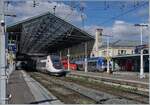 Der SNCF Inoui TGV 6618 bestehend aus dem Rame 263 und wartet auf die Abfahrt nach Paris Gare de Lyon.