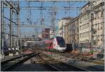 Dichter Verkehr mit wechselnder Spannung im westlichen Bahnhofskopf von Genève.