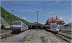 Während rechts im Bild der TGV Lyria 9268 den Bahnhof Vallorbe in Richtung Paris Gare de Lyon verlässt, steht links im Bild der (leere)  Spaghetti -Zug mit der SNCF BB 26068 (91 87 0026