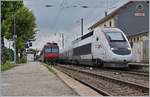 In Frasne vermittelt der RE 18122 von Neuchâtel gekommen, Anschluss an den TGV Lyria 4411 welcher von Lausanne nach Paris unterwegs ist.