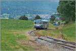 Von der 1875 eröffneten Strecke Pontarlier - Vallorbe sind heute einige Kilometer als Museumsbahn erhalten geblieben, jedoch ohne Schienenanschluss in Vallorbe oder Pontarlier, also als  Inselbetrieb, kaum vorstellbar, dass hier einst internationale Züge Paris - Trieste vorbei fuhren ...

Zum 30 ANS CONI'FER /30 Jahre Coni'Fer Juibiläum versprach das Programm neben der E 3/3 und der 52 8163-9 als dritten Zug einen Autorail; zwar hoffte ich auf den Coni'Fer eigenen X 2426, doch auch der X 2816 der  Association l'autorail X2800 du Haut-Doubs  der dann zum Einsatz kam, war mir mehr als Recht. Der angesprochene X 2426 ist noch in Arbeit, aber man kann sich jetzt schon auf diesen schmucken Triebwagen freuen. Das Bild zeigt den X 2816 als Zug N° 3 Les Hôpitaux Neuf (ab 14.00) nach Fontaine Ronde kurz vor Le Touillon, bei bei Km 58 J-E / J-S / SBB bzw. Km 467 PLM / SNCF. 
Es dürfte der erste X 2800 sein, der auf dieser Strecke zum Einsatz kommt.

15. Juli 2023