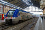 Der  B 81645 / B 81646   Touloubre  ein vierteiliger Hybrid BGC-AGC-Triebzug (bimode) der SNCF TER Provence-Alpes-Côte d'Azur ist am 25.03.2015 in den Bahnhof Marseille Saint-Charles eingefahren. 

Die SNCF-Baureihe B 81500 Zweikraftversion (BGC / bimode) des autorail à grande capacité (AGC) des Herstellers Bombardier, sie können sowohl mit Dieselantrieb als auch elektrisch unter 1,5 kV Gleichspannung fahren. Den B 81500 gibt es als dreiteiligen und vierteiligen Zug. Ein Triebzug jeweils zwei angetriebene Enddrehgestelle, die dazwischen liegenden Drehgestelle sind Jakobs-Drehgestelle. Der Autorail Grande Capacité kurz AGC (deutsch: „Triebwagen mit großer Kapazität“) ist ein Triebzug der von Bombardier in Crespin für die SNCF gebaut wurde. 