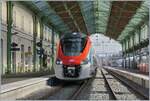 Gut 16 km weiter westlich in der herrlich renovierten Bahnhofshalle von Evian ist die moderne Bahn schon angekommen: praktisch stündlich fahren ab Evian Léman-Express oder TER Züge nach