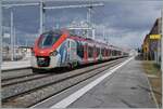 Der SNCF TER 884668 von St-Gervais-les-Bains-Le-Fayet nach Bellegarde (Ain) verlässt nach dem Richtungswechsel Annemasse.