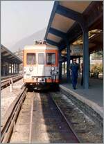Ein SNCF X 600 wartet in Chamonix auf die Abfahrt nach Saint Gervais les Bains le Fayet. 

Analogbild vom Oktober 1985