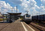 Die  Marathon Lok , die Alstom Prima BB 37002 (91 87 0037 002-5 F-AKIEM) der Akiem, ex Fret SNCF 437002, fährt am 01 Juli 2025 auf Tfzf (Triebfahrzeugfahrt) / Lz (Lokzug) durch den Bahnhof