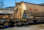 Detailbild von dem vierachsigen 80m³ Silowaggon bzw. Drehgestell-Staubgutwagen für SO 143 – Aluminiumoxid 33 80 9326 673-6 D-ERMD, der Gattung Uacs (Type 6924 B0), französischen Vermietungsfirma ERMEWA S.A., im Zugverband am 14.02.2023 bei der Zugdurchfahrt in Niederschelden (Sieg).