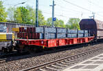 Sechsachsiger Drehgestell-Flachwagen (Schwerlastwagen), mit Rungen, jedoch ohne Stirn- und Seitenwandklappen, 33 80 482 7 016-3 D-RCW der Gattung Sammnps 482, eingestellt durch die Rail Cargo Group