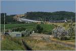 Der TGV Lyria 9203 von Paris nach Zürich hat dem 816 Meter langen Viaduc de la Savoureuse hinter sich gelassen und erreicht in Kürze seinen nächsten Halt, Belfort-Montbéliard TGV.