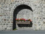 (241'096) - Blumenschmuck in der Mauer am 12.