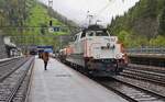 Aufmerksam betrachtet vom bekannten Eisenbahnfotografen Walter Ruetsch rangiert die Alstom Prima H4 002 'Katharina' der Rhomberg Sersa Rail Group am 07.05.2024 im Bahnhof Goppenstein. Die RSRG setzt 5 dieser mit einem bimodalen Antriebssystem (E-Moto ...