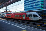 Der diesel-elektrische Stadler GTW 2/6 - Spurt 10.264 „Alfred Mozer“ der Arriva Nederland steht am 29 April 2025 im Bahnhof Arnhem Central (Arnheim Hbf), als Stoptrein RS33 nach Tiel, zur Abfahrt bereit. 

Der dieselelektrische Triebzug ...