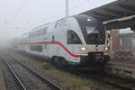 4110 610 mit IC 2175(Warnemünde-Dresden)stand am Morgen des 23.10.2022 bei Nebel im Rostocker Hbf.