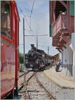 Grundproblem vieler Museumsbahnen: Kein Geld, keine Arbeitskräfte und kein Platz - letzteres zeigt dieses Bild mit dem in Chamby angedeuteten, abgestellten RhB ABe 4/4 I N° 35 welcher mein Bild der auf die Weiterfahrt nach Chaulin wartenden ...
