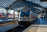 Die 147 592 (91 80 6147 592-0 D-DB – IC 4877) der DB Fernverkehr AG fährt am Morgen des 01 Juli 2025, mit dem IC 2040 (Münster Hbf – Köln Hbf – Koblenz Hbf - Stuttgart Hbf), in den Hauptbahnhof Köln ein. 

Die  ...