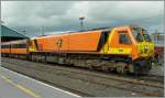 Die Diesellok 205 in ihrer Ursprungsfarbgebung mit einem Schnellzug nach Dublin in Limerick.