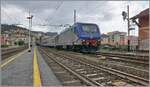 Die FS Trenialia E 464 673 ist mit ihrem RE 3155 von Torino Porta Nuova nach Ventimiglia (via Savona) unterwegs und verlässt nach dem Abwarten des Gegenzugs nun Finale Ligure Marina.   

17. Juni 2024 

