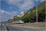 Ein FS Trenitalia Intercity der Relation Ventimiglia - Milano ist bei Finale Liguer unterwegs.