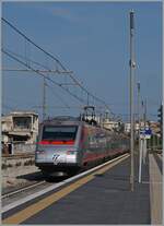 Der FS Trenitalia ETR 485 037 ist als Frecciargento 8306 in Trani bei der Durchfahrt auf dem Weg von Lecce nach Roma Termini.