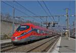 Der Trenitalia FS ETR 400 048 ist als FR 9291 von Paris Gare de Lyon nach Milano Centrale unterwegs und erreicht Chambéry-Challes-les-Eaux, wo der Zug einen fahrplanmässigen Halt hat.