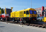 Die italienische VAIA CAR S.p.A. mit Sitz in Calvisano bei Brescia präsentierte auf der 29. Internationale Ausstellung Fahrwegtechnik 2025 (iaf) in Münster (hier am 20 Mai 2025) das Zweiwege-Schienenschweiß-Fahrzeug vom Typ Spark-Rail (als voll elektrischer Version), mit Schweißkopf vom Typ KUBE K355 (von VAIA CAR entworfen und patentiert). 

Das Fahrzeug ist mit vier hydraulischen Teleskopstabstützen ausgestattet, damit ist ein Anheben und seitliches Verschieben des Fahrzeugs für den Übergang von der Straße auf die Schiene und umgekehrt möglich. Zudem ermöglicht es das Anheben des Fahrzeugs für Wartungsarbeiten (z. B. Reifenwechsel).

TECHNISCHE DATEN:
Spurweite: 1.435 mm (Normalspur) 
Länge über Puffer: 8.550 mm
Breite: 2.550 mm (ohne Rückspiegel)
Höhe: 3.550 mm (auf Schiene)
Straßenräder Bereifung: MICHELIN Type 12.00 R 20 XZM (Ø 1.176 mm)
Schienenführung: absenkbare Spurkranzräder Ø 645 mm (neu)
Achsabstand Straßenräder: 3.800 mm
Achsabstand (Schienenräder): 4.950 mm
Laufraddurchmesser Schienenräder: 645 mm (neu)
Eigengewicht: ca. 31.000 kg
Höchstgeschwindigkeit: 25 km/h (Straße) / 42 km/h (auf Schiene)
