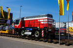 Die italienische VAIA CAR S.p.A. mit Sitz in Calvisano bei Brescia präsentierte auf der 29. Internationale Ausstellung Fahrwegtechnik 2025 (iaf) in Münster (hier am 20 Mai 2025) das für die FS Mercitalia Shunting & Terminal (früher Serfer S.r.l.) bestimmte elektrische Akku-Zweiwege-Rangierfahrzeug Typ TSR 340 E (FULL ELECTRIC).

Das Fahrzeug wird mit zwei Elektromotoren mit einer Leistung von je 185 kW angetrieben, die von einem Hochvolt-Batteriepaket mit einer Kapazität von 240 kWh gespeist werden. Je nach Arbeitszyklen reicht die Leistung der Lithium-Ionen-Batterie für 6 bis 9 Stunden aus. Eine vollständige Aufladung der Batterie ist in ca. 2 Stunden möglich.

Das Antriebssystem ist PowerShift-Integralantrieb mit lastabhängigem Gangwechsel, gekoppelt mit den Elektromotoren, die über Kegelrad- und Planetengetriebe auf die Straßendifferenziale wirken. Der Antrieb auf der Schiene erfolgt durch den Kontakt der Gummiräder auf der Schiene, mit einer speziellen Vorrichtung zur Regulierung des Kontaktdrucks.

Die Schienenfahrwerke vorn und hinten bestehen aus je vier Schienenrädern, die auf spezielle, hydraulisch aktiv regelbare Federungen wirken, die auch unter widrigsten Betriebsbedingungen (z. B. bei ungleichmäßigen Höhenunterschieden zwischen Schienen und Boden) eine perfekte Stabilität der Lokomotive gewährleisten. Lieferbare Spurweiten sind 1.435 mm, 1.520 mm, 1.668 mm oder 1.676 mm, hier 1.435 mm (Normalspur).

Das Rangierfahrzeug ist mit vier hydraulischen Teleskopstabstützen ausgestattet, die folgende Funktionen ermöglichen:
•	Anheben und seitliches Verschieben des Fahrzeugs für den Übergang von der Straße auf die Schiene und umgekehrt.
•	Anheben des Fahrzeugs für Wartungsarbeiten (z. B. Reifenwechsel).

TECHNISCHE DATEN:
Spurweite: 1.435 mm (Normalspur) 
Länge über Puffer: 7.300 mm
Breite: 2.500 mm (ohne Rückspiegel)
Höhe	: 3.200 mm
Straßenräder Bereifung: 12.00.R24 (ca. Ø 1.150 mm)
Schienenführung: absenkbare Spurkranzräder
Achsabstand Straßenräder: 2.800 mm
Drehzapfenabstand (Schienenräder): 5.500 mm
Achsabstand im Drehgestell: 1.250 mm
Laufraddurchmesser Schienenräder: 405 mm (neu)
Eigengewicht: 34.000 kg
Höchstgeschwindigkeit: 30 km/h
Maximale Zugkraft auf Straße: 289 kN
Maximale Zugkraft auf Schiene: 238 kN
Maximale Anhängelast auf ebener Strecke: 4.750 t
