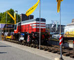 Die italienische VAIA CAR S.p.A. mit Sitz in Calvisano bei Brescia präsentierte auf der 29. Internationale Ausstellung Fahrwegtechnik 2025 (iaf) in Münster (hier am 20 Mai 2025) das für die FS Mercitalia Shunting & Terminal (früher Serfer S.r.l.) bestimmte elektrische Akku-Zweiwege-Rangierfahrzeug Typ TSR 340 E (FULL ELECTRIC).

Das Fahrzeug wird mit zwei Elektromotoren mit einer Leistung von je 185 kW angetrieben, die von einem Hochvolt-Batteriepaket mit einer Kapazität von 240 kWh gespeist werden. Je nach Arbeitszyklen reicht die Leistung der Lithium-Ionen-Batterie für 6 bis 9 Stunden aus. Eine vollständige Aufladung der Batterie ist in ca. 2 Stunden möglich.

Das Antriebssystem ist PowerShift-Integralantrieb mit lastabhängigem Gangwechsel, gekoppelt mit den Elektromotoren, die über Kegelrad- und Planetengetriebe auf die Straßendifferenziale wirken. Der Antrieb auf der Schiene erfolgt durch den Kontakt der Gummiräder auf der Schiene, mit einer speziellen Vorrichtung zur Regulierung des Kontaktdrucks.

Die Schienenfahrwerke vorn und hinten bestehen aus je vier Schienenrädern, die auf spezielle, hydraulisch aktiv regelbare Federungen wirken, die auch unter widrigsten Betriebsbedingungen (z. B. bei ungleichmäßigen Höhenunterschieden zwischen Schienen und Boden) eine perfekte Stabilität der Lokomotive gewährleisten. Lieferbare Spurweiten sind 1.435 mm, 1.520 mm, 1.668 mm oder 1.676 mm, hier 1.435 mm (Normalspur).

Das Rangierfahrzeug ist mit vier hydraulischen Teleskopstabstützen ausgestattet, die folgende Funktionen ermöglichen:
•	Anheben und seitliches Verschieben des Fahrzeugs für den Übergang von der Straße auf die Schiene und umgekehrt.
•	Anheben des Fahrzeugs für Wartungsarbeiten (z. B. Reifenwechsel).

TECHNISCHE DATEN:
Spurweite: 1.435 mm (Normalspur) 
Länge über Puffer: 7.300 mm
Breite: 2.500 mm (ohne Rückspiegel)
Höhe: 3.200 mm
Straßenräder Bereifung: 12.00.R24 (ca. Ø 1.150 mm)
Schienenführung: absenkbare Spurkranzräder
Achsabstand Straßenräder: 2.800 mm
Drehzapfenabstand (Schienenräder): 5.500 mm
Achsabstand im Drehgestell: 1.250 mmhttps://hellertal.startbilder.de/?name=bilder_bearbeiten2.0#
Laufraddurchmesser Schienenräder: 405 mm (neu)
Eigengewicht: 34.000 kg
Höchstgeschwindigkeit: 30 km/h
Maximale Zugkraft auf Straße: 289 kN
Maximale Zugkraft auf Schiene: 238 kN
Maximale Anhängelast auf ebener Strecke: 4.750 t
