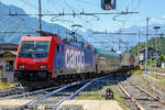   Die SBB Cargo Re 484 021  Gotthardo  (91 85 4 484 021-1 CH-SBBC / 91 83 2 484 021-7 I-SBBC) kommt am 22.06.2016 mit einem Ralpin-Zug (Rola-Zug) im Bahnhof Domodossola aus Richtung Süden an.