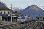 Ein FS Trenitalia ETR 610 steht als EC 35 von Genève nach Milano abfahrbereit in Domodossola.
29. Nov. 2018
