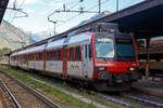 domodossola/726488/der-regionalps-npz-domino-ra09-rbde Der RegionAlps NPZ DOMINO RA09 (RBDe 560 409-5) am 15.09.2017 im Bahnhof Domodossola. 

Die RegionAlps, ist ein Eisenbahnverkehrsunternehmen im Kanton Wallis, das seinen Geschäftssitz in Martigny hat. Die Regionalps SA wurde im Jahr 2003 von den Schweizerischen Bundesbahnen (SBB) und den Transports de Martigny et Régions (TMR) als gemeinsames Tochterunternehmen für den Personennahverkehr im Wallis gegründet. Als dritter Aktionär ist 2009 der Kanton Wallis ins Unternehmen eingestiegen, seither halten die SBB 70 %, die TMR 18 %, und der Kanton Wallis 12 % des Aktienkapitals. Die RA betreibt den Regionalverkehr vor allem im Rhonetal zwischen dem Ostufer des Genfersees und Brig.

Die Domino-Züge bestehen aus 3 Teilen, einem Trieb- und ein Steuerwagen,  sowie einem  Zwischenwagen. RegionAlps besitzen 16 Domino-Züge, in jedem Zug finden bis 288 Fahrgäste Platz.
