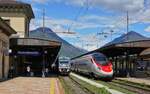 Am 08.05.2024 treffen sich ein ALe 501 der FS nach Novara und ein RABe 503 der SBB nach Genf im Bahnhof Domodossola 