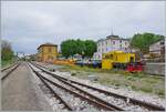 Ein Blick auf die Station von Brescello-Viadana an der Strecke Parma - Suzzara. Hier in Brescello und Umgebung wurden die bekannten  Don Camillo -Filme gedreht. rechts im Bild ein zweiachiger IT RFI Dieseltraktor, der wohl für die Elektrifzierungs Arbeiten der Strecke hier weilt
17. April 2023  Ein Blick auf die Station von Brescello-Viadana an der Strecke Parma - Suzzara. Hier in Brescello und Umgebung wurden die bekannten  Don Camillo -Filme gedreht. rechts im Bild ein zweiachiger IT RFI Dieseltraktor, der wohl für die Elektrifzierungs Arbeiten der Strecke hier weilt
17. April 2023