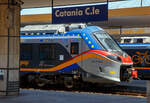 Detailbild von dem Trenitalia „pop“ ETR 104 060, ein vierteiliger Alstom Coradia Stream, am 17.07.2022 im Bahnhof Catania Centrale.