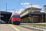 Die SBB Re 460 084 (91 85 4 460 084-7 CH-SBB) wartet mit ihrem IR nach Basel in Domodossola auf die baldige Abfahrt.