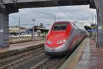  Ein Frecciarossa Zug durchfhrt ohne Halt den Bahnhof von Firenze Campo di Marte.