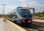 Der dreiteilige Minuetto Diesel MD 031 der Trenitalia steht am 19.07.2022 im Bahnhof Syrakus (Stazione di Siracusa), als Regionalzug R 12938 nach Vittoria, zur Abfahrt bereit.