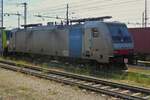Lok 186 285-3, von Railpool, hngt abgebgelt an einer weiteren Look.