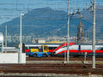 Der Trenitalia am 14.07.2022 aus dem Zug ins Depot in Neapel (Napoli) geschaut: Hier vor dem Trenitalia ETR 500 39 der Zephir Zweiwege-Rangierer (Elektro/Akku Rangierfahrzeug) vom Typ LOK 7.90E.