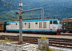 Der Wasserkran im Bahnhof Tirano am 14.09.2017, dahinter steht die Tigre / Tiger E.652 034-6 (91 83 2652 034-6 I-MIR) der Mercitalia Rail Srl mit einem Mineralwasserzug.