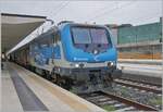 Die FS Trenitalia E 464.242 in der neuen iC-Lackierung ist (mit einer weiteren E 464 am Zugschluss) mit dem Nachzug ICN 1955 von Roma Termina am Ziel der Reise in Siracusa angekommen.

16. März 2026

