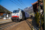 Die Lokomotion 189 914-5 (91 80 6189 914-5 D-LM), ex Siemens Dispolok ES 64 F4-014, fährt am 26.03.2022 mit einem gemischten Güterzug vom Brenner/Brennero kommend durch den Bahnhof