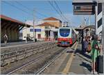 Dies ist NICHT der auf dem Abfahrtsanzeiger angekündigte IC nach Torino P:N, sondern erneut eine FS Treni Turistici Italiani (TTI) Zug, der mich in Civitavecchia überraschte. Neben einer führenden 402 läuft am Schluss ebenfalls arbeitend die FS Treni Turistici Italiani (TTI) E 402 180 mit, dazwischen sind zahlreiche IC/EC/TEE Wagen eingereiht. 

27. Sept. 2025

 