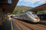 Der Trenitalia InterCity IC 657 (Milano Centrale - Genova - Pisa Centrale - Livorno Centrale - Grosseto) erreicht am 23.07.2022, im Sandwich zweier E.414 (ehemalige Triebköpfe E.404 A der ersten