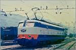 Die formsch�ne FS E 444 080  Tartaruga  (Schildkr�te) rangiert in Domodossola. Die FS verf�gte �ber 117 Loks dieser Baureihe, die mit einer maximalen Geschwindigkeit von 180 km/h im schnellen Schnellzugsverkehr zum Einsatz kamen, sp�ter aber im Frontbereich optisch wenig vorteilhaft umgebaut wurden aber noch lange Zeit im Einsatz standen. Neben der E 444 080 zeigen sich im Hintergrund einige FS E 626; die damals haupts�chlich im G�terverkehr eingesetzt wurden.

Analogbild vom Mai 1985 