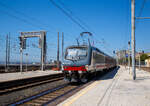 Im Sandwich zweier E.464 (geführt von der geschoben von der E.464.338) verlässt der Trenitalia InterCity Notte ICN 1959, von Roma Termini nach Syrakus (Siracusa), am 18 Juli 2022 den Bahnhof