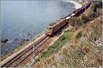 Kurz nach dem Bahnhof von  Taormina-Giardini ist diese FS 636 mit einem Güterzug auf dem Weg in Richtung Messina. 

Analog Bild vom Mai 1988