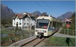 Der FART ABe 4/8 45 ist als RE 157 (das rote Schild  PE 72  stimmt gem. Fahrplan so nicht) kurz nach Domodossola auf dem Weg nach Locarno und hat einen für diese Strecke ausserordentlich langen geraden Streckenabschnitt vor sich. 31. Oktober 2024