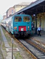 . Der Notschuss aus Domodossola - Die Zeit lief uns davon beim Eisessen, sodass wir uns beeilen mussten, um den Zug nach Brig noch zu erreichen. Aus dem Zug gelang mir dann noch dieser Nachschuss auf einen ausfahrenden FS Wendezug. Anstatt uns vor dem Bahnhof die Zeit zu vertreiben, wre es bestimmt interessanter gewesen, die Lok an der Spitze des Wendezuges zu fotografieren. ;-) 23.05.2012 (Jeanny) 